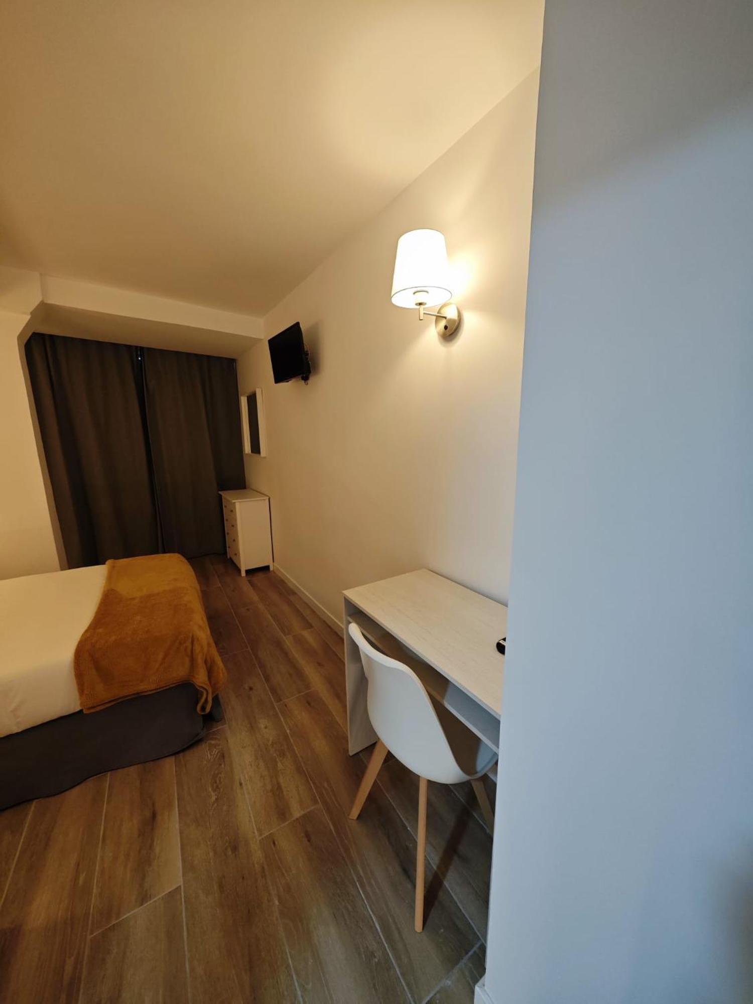 Hostal Fronton Alcobendas Exterior photo